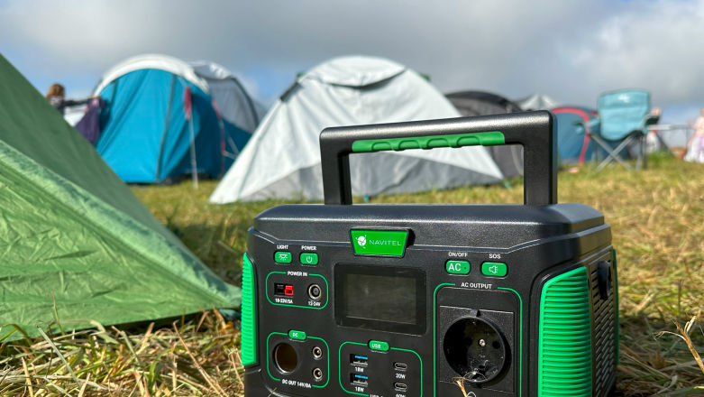 Recenzja Navitel NS500. Cztery dni pod namiotem ze stacją zasilania