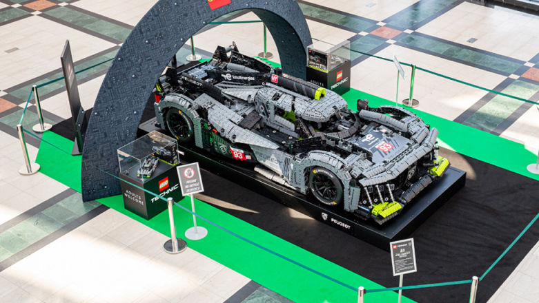 PEUGEOT 9X8 z klocków LEGO z wyścigu Le Mans przyjechał do warszawskiej Arkadii.