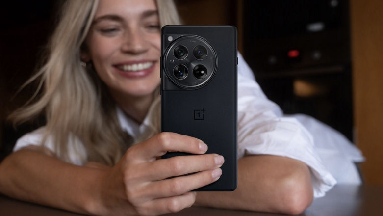 Nawet trzy godziny więcej na jednym ładowaniu. O tej zmianie w smartfonach wie niewielu