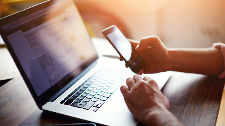 Abonament komórkowy z internetem stacjonarnym czy mobilnym. Co będzie tańsze?