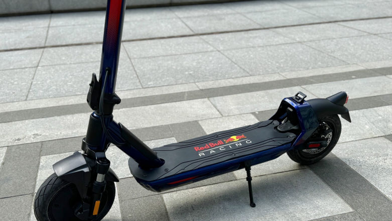 Red Bull Racing 10 - recenzja. Tej hulajnodze przydałby się energetyk