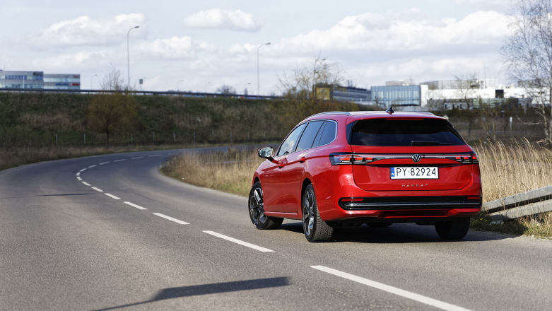 Volkswagen Passat 2024 z Travel Assist: autonomiczna jazda autostradą i asystent jazdy w miejskich korkach. Test