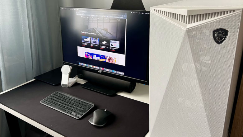MacBook i pecet na jednym stały biurku. Jak ich pogodziłem?