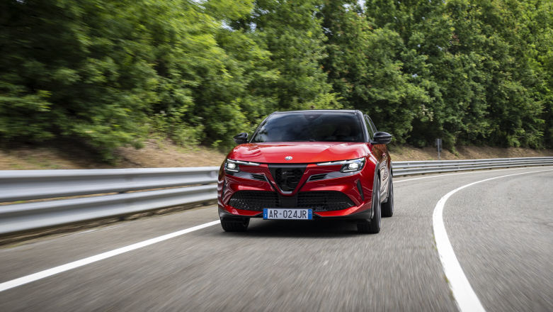 Alfa Romeo Junior Elettrica Veloce: 280 KM frajdy z jazdy po krętej drodze i torze. Test