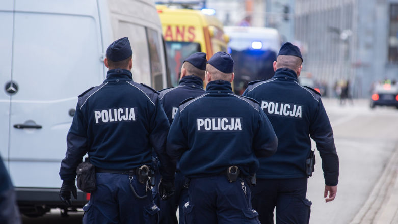 Podniósł zgubiony telefon. Do jego drzwi zapukała policja