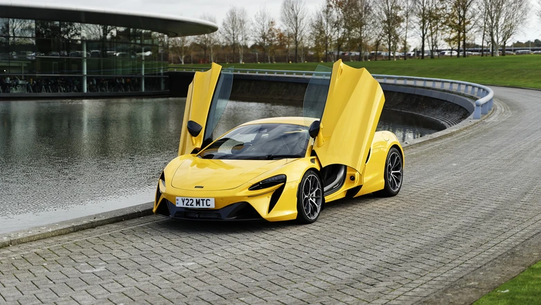 Hybrydowy supercar na co dzień? McLaren Artura ma 700 KM, ale nie połamie Ci kości