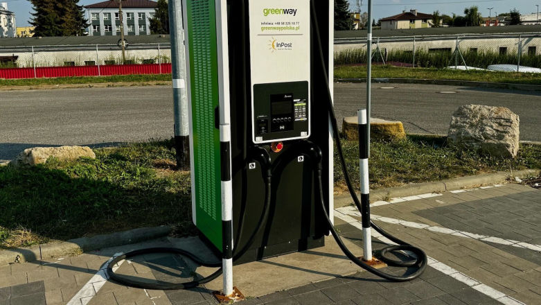 Podział Polski widać nawet na mapach stacji ładowania aut elektrycznych