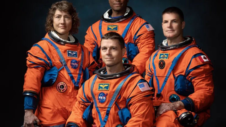 Astronauci na kwarantannie, a lot w stronę Księżyca niebawem. Co to oznacza dla historycznej misji?