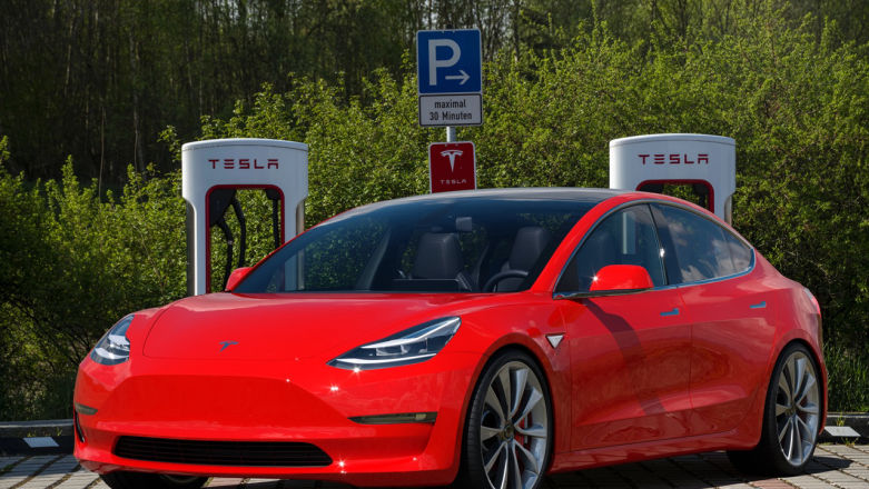 Autonomiczne Tesle wjeżdżają do Europy. Wiemy gdzie z nich skorzystasz