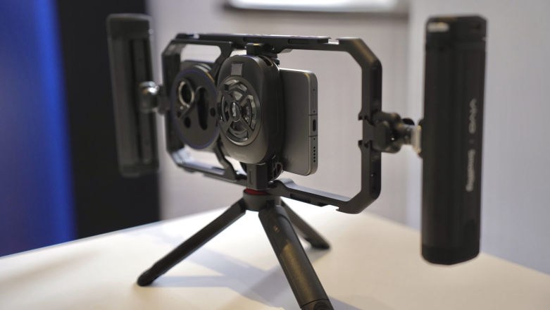 Polacy wykupili nakład smartfonów w cenie Opla Corsy. Cena jednak nie gra roli?