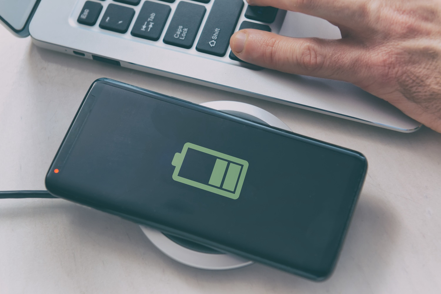 Przy 20% czy 1%? Kiedy naprawdę powinieneś ładować telefon