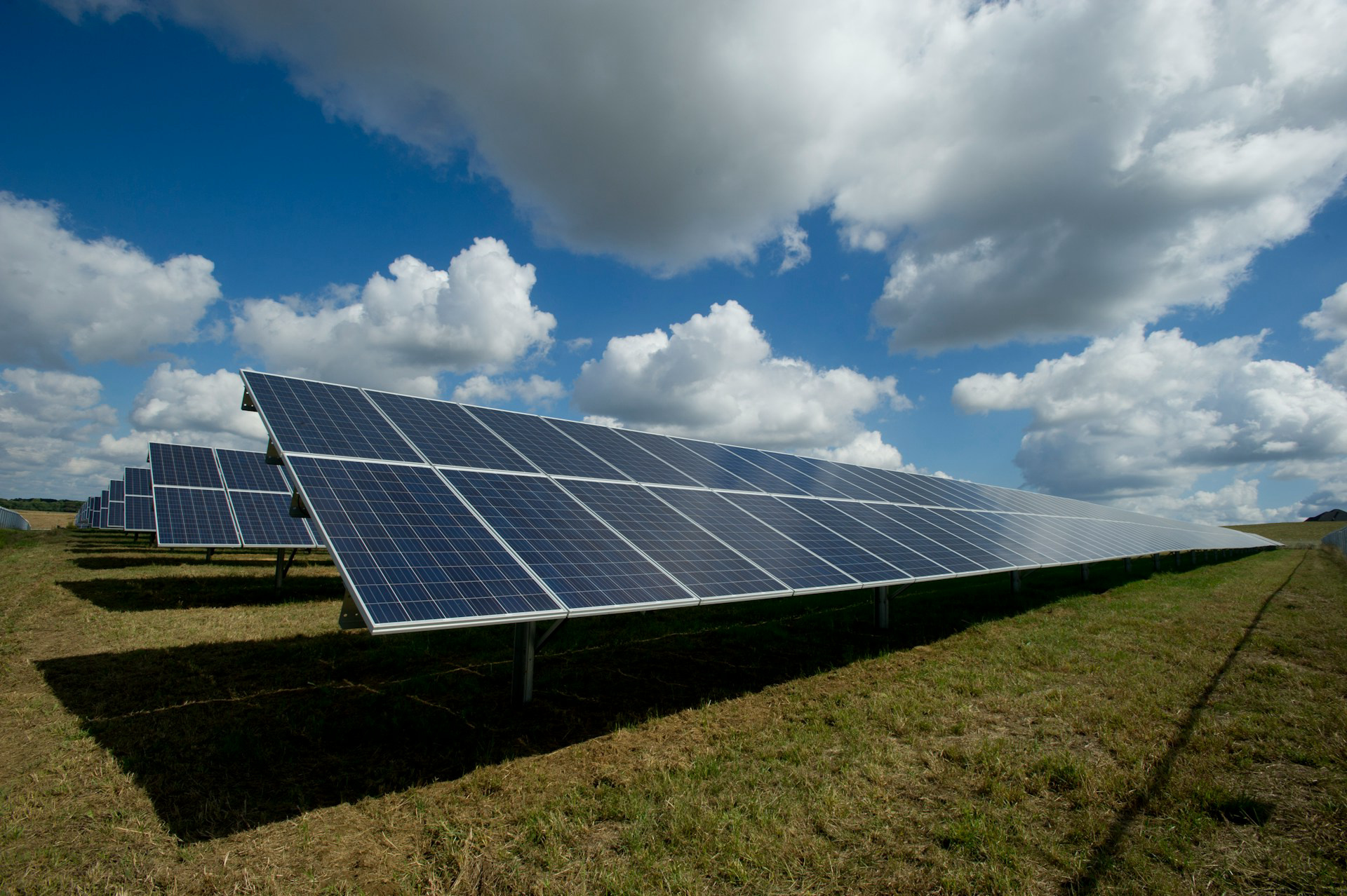 Tym nie powinieneś czyścić swoich paneli solarnych. Dlaczego?