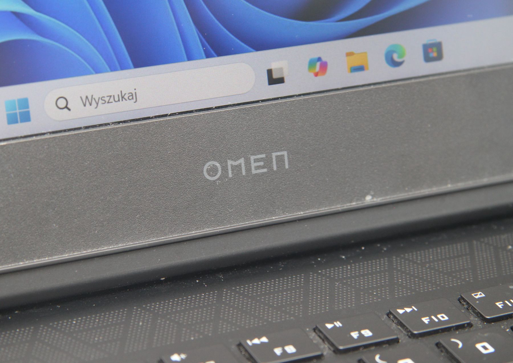 Jeden, by wszystkim rządzić? Laptop do grania, do pracy...a nawet telewizor w jednym. Sprawdzamy modele 16 i 17 cali.
