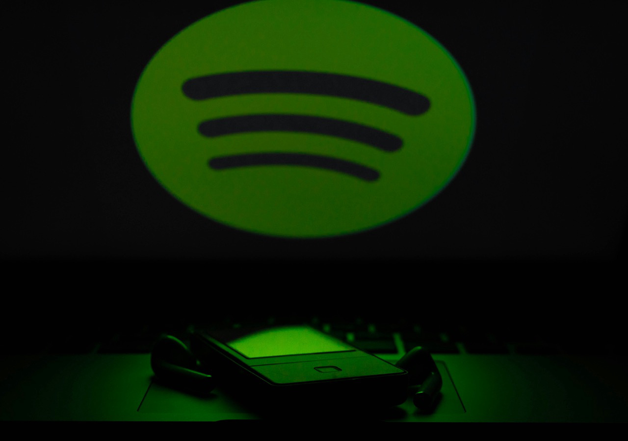 Płacą za Spotify i wciąż słyszą reklamy. Platforma zabiera głos