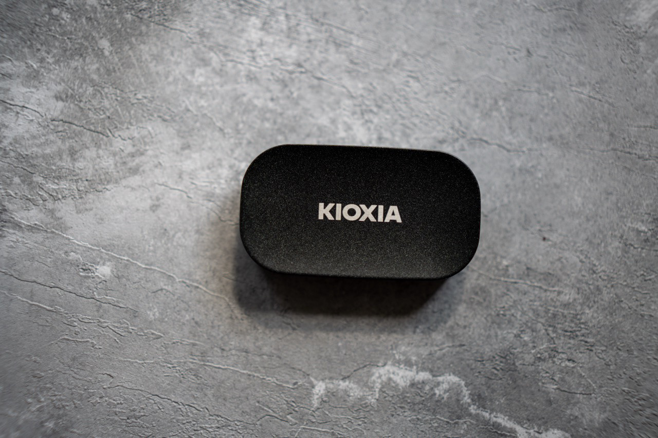Kioxia Exceria Plus G2 - recenzja. Mały i poręczny dysk SSD, który zabierzesz wszędzie ze sobą