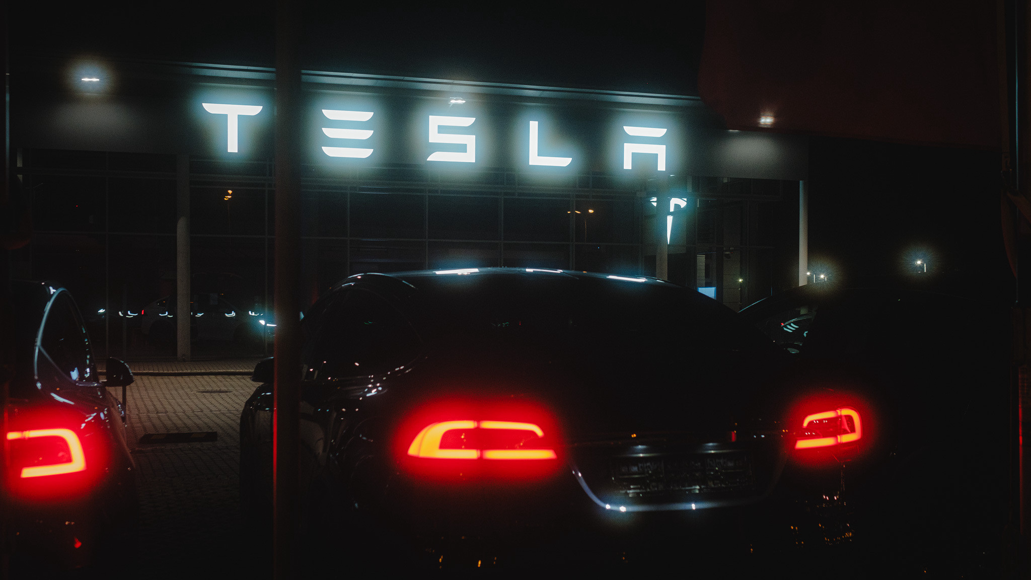 Tesla właśnie zaprezentowała nowy samochód. Czy to miało sens?