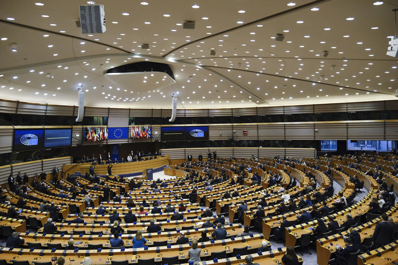 Unia Europejska zaciąga ręczny. Politycy odcięci od AI