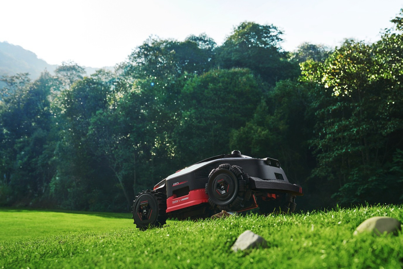MOVA zapowiada robota koszącego z napędem na cztery koła. W tle nowa linia elektronarzędzi