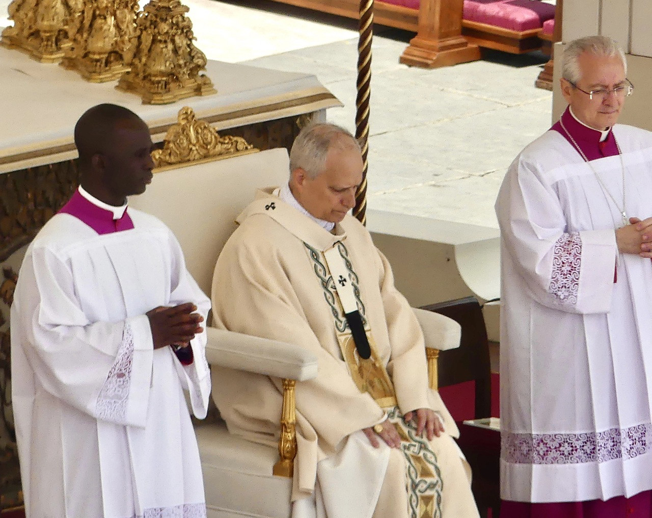 Papież Leon XIV podpisuje encyklikę. Oto stanowisko kościoła względem AI