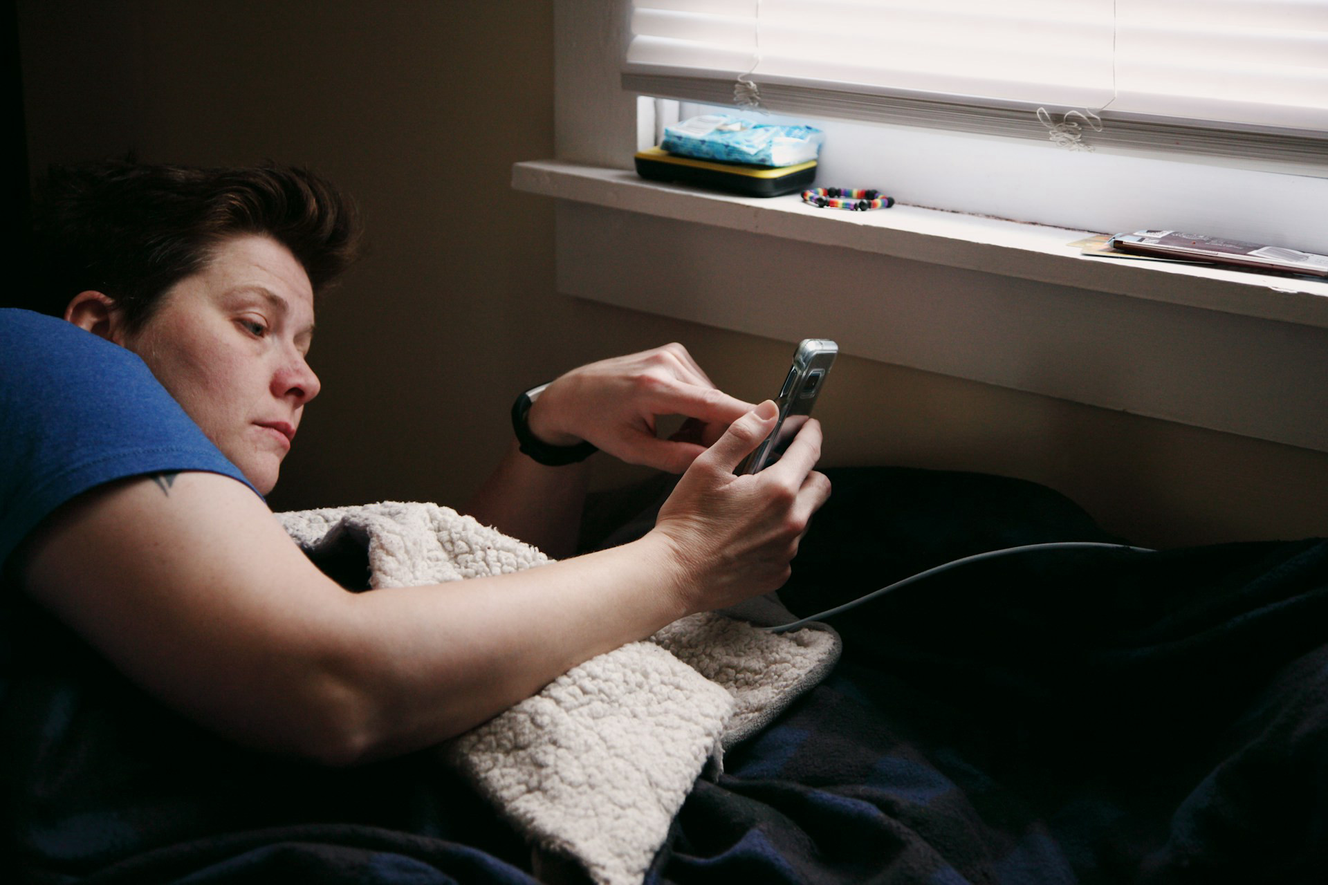 Sleep experts warn: stop keeping your phone on your pillow at night