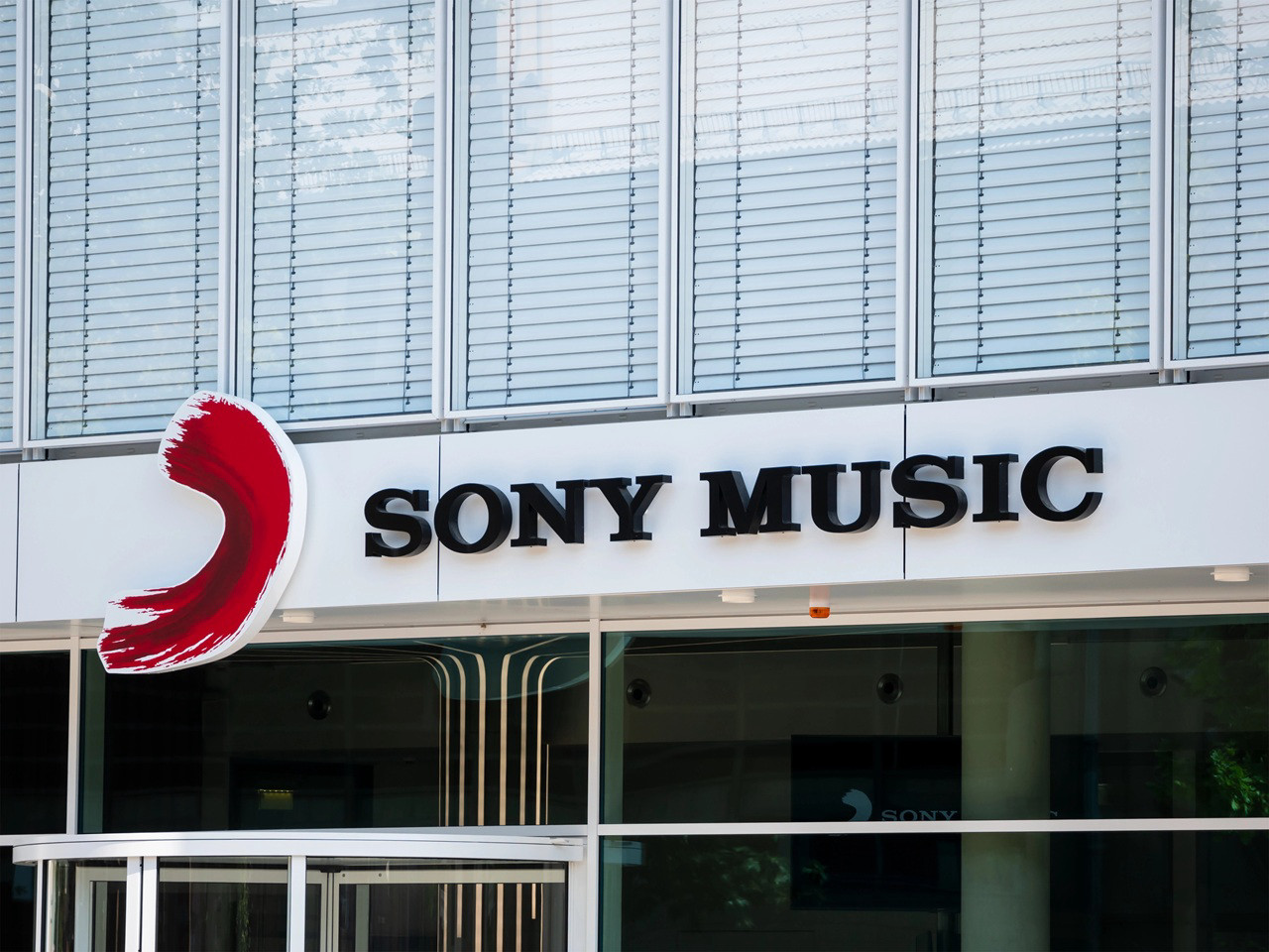 Sony Music pozywa firmy AI za nielegalne kopiowanie muzyki