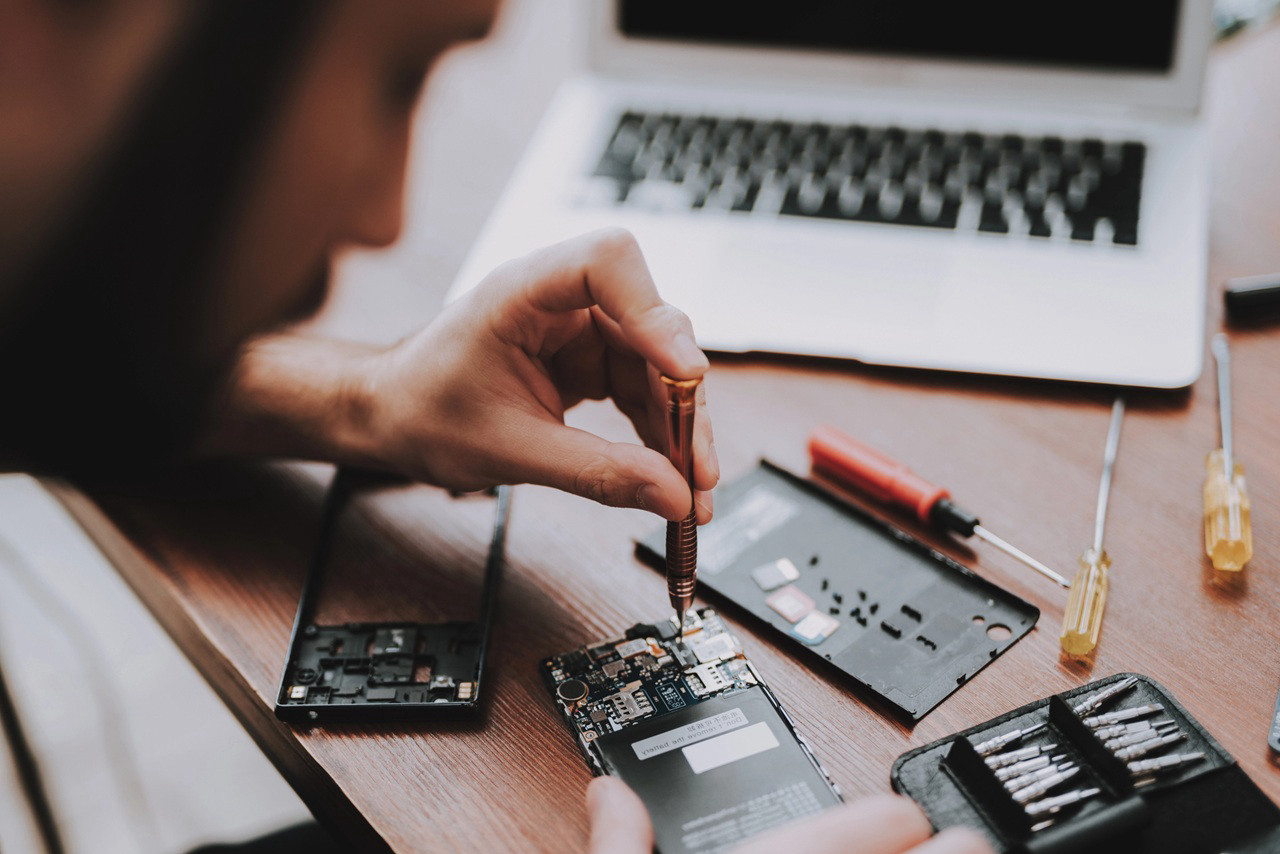 Producenci elektroniki blokują samodzielną naprawę — prawo do naprawy wciąż fikcją