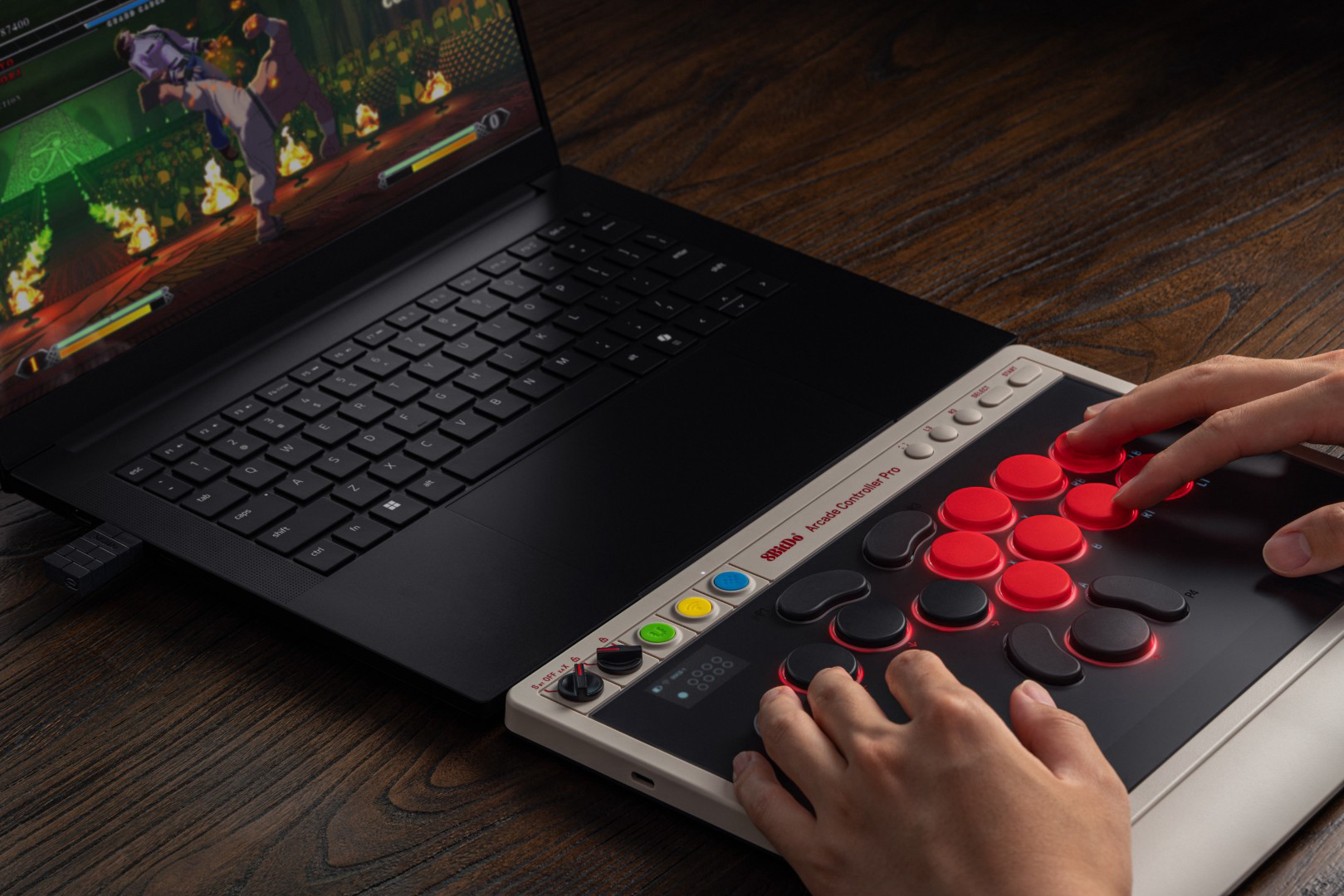 Wygląda jak pad z automatu, ma ekran jak smartwatch. 8BitDo Arcade Controller Pro w przedsprzedaży