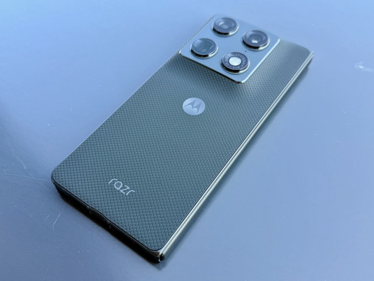 Motorola Razr Fold zapomniała, że jest składakiem
